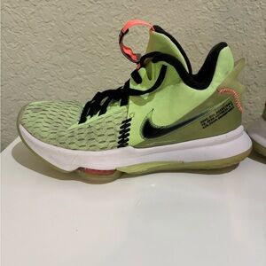 Nike LeBron Witness 5 Grinch, Size US 7